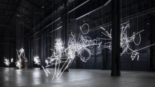 Cerith Wyn Evans: Formas no Espaço... através da Luz (no Tempo)