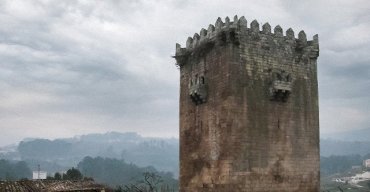 À RELA, À RELA, À BICHA AMARELA NA TORRE DE QUINTELA