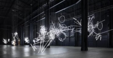Cerith Wyn Evans: Formas no Espaço... através da Luz (no Tempo)